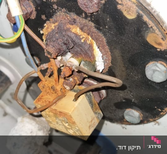 חלק חלוד של דוד שמש עם חוטי חשמל